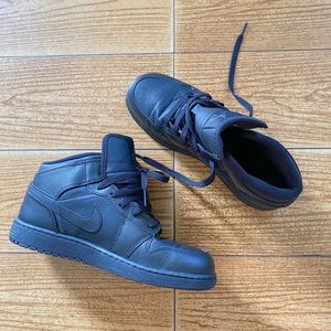 Nike Air Jordan Retro 1 high tops in Black